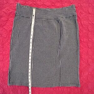Classic Black and White Houndstooth Knit Skirt